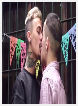 有纹身的拉丁人骑公鸡和精子