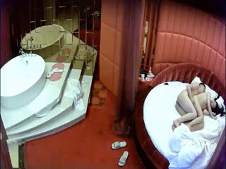 精品酒店偷拍貌似单位男领导和新来的长发美女下属开房,听对话2人好像有事没谈好一直没开操,谈好后狠狠爆操!