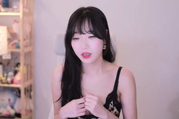 经典短裙大奶美女自慰秀