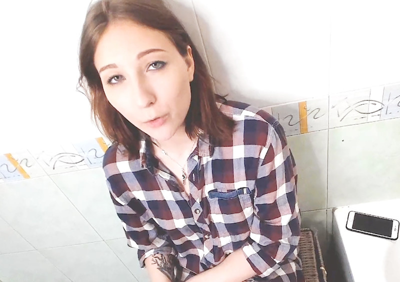 抓住处男弟弟浴室玩大屌性感纹身姐姐尝屌取了他的童贞无套后入内射流精