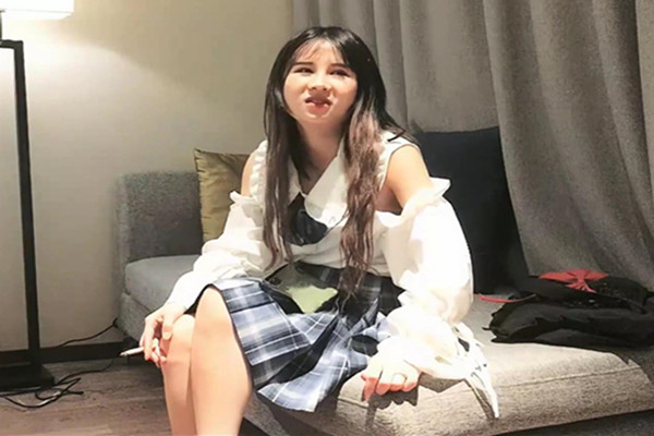 约昨晚萌妹子啪啪上位骑乘站立后入