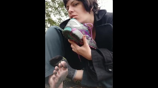 开玩笑地脱下鞋子和袜子，在灰坑里揉出汗的脚，吐口水和舔东西