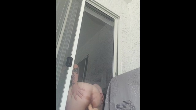 在公共场合，性欲旺盛的少女炫耀她的阴部，骑着假阳具直到她成熟