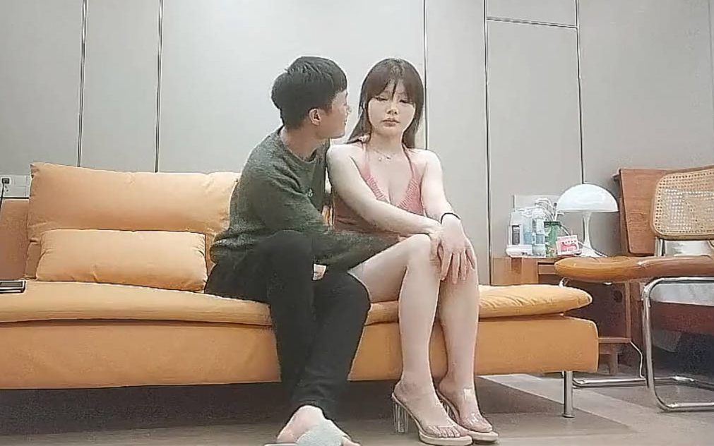 170CM极品模特齐逼短裤顶级美腿C罩杯大奶骑乘抽插扶着椅子后入