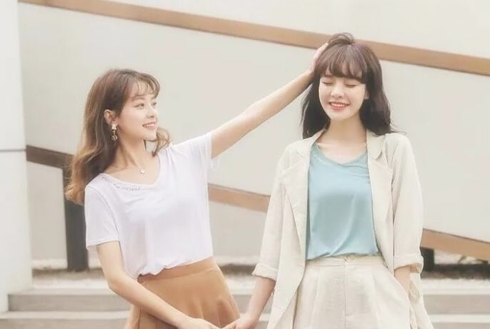 现代闺蜜真开放2女和多人酒店群P激情啪啪扣逼撸硬猛操椅子上骑坐抽插胖子小屌男太小被嘲