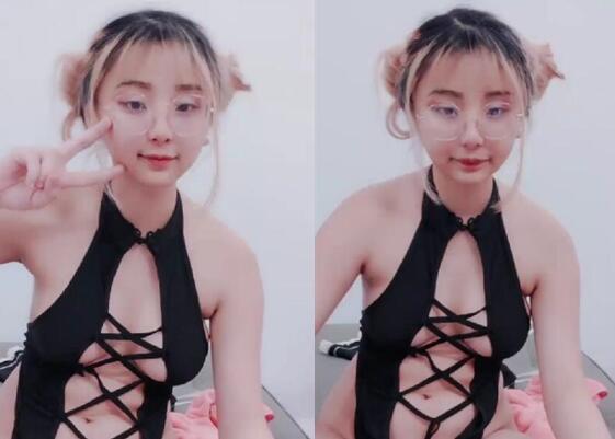 眼镜妹子情趣装啪啪上位骑坐晃动圆润大奶子绑住双手扶着屁股抽插猛操无毛逼逼掰穴震动棒插入