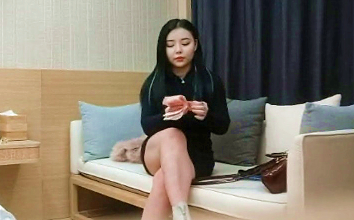 一沓现金酒店买春23岁小姐姐一对美乳