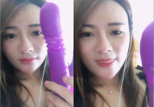 美女主播道具自慰插完道具上很多水舔了舔尝尝什么味