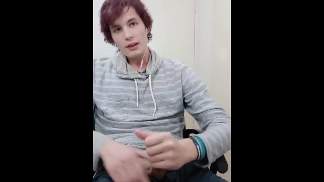 可爱的穿着运动服的男孩在溪流中猛拉大鸡巴
