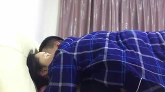 【国产馆】趁老婆上夜班姐夫偷偷爬上了漂亮小姨子的床看这配合度应该不是第一干她了