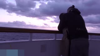 留学生与外国男友游艇啪~海风吹拂美臀~海上中出爽一波~