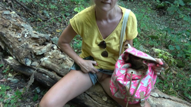 我继母在树林里一天又一天变得狂野，我操她！