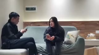 黄先生之今晚硬邦邦约了个黑色外套肥肥妹子，情趣装黑丝椅子上特写摸逼后入大力猛操