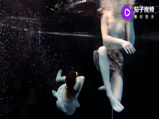 白虎萝莉姐妹在泳池底嬉戏玩耍