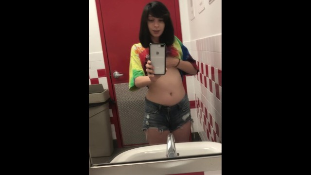 在快餐店的浴室里玩耍。我差点被抓住