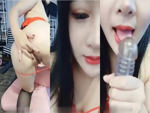 黑丝情趣露脸妍馨的内内道具抽插把自己搞喷了