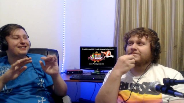 两个异性恋男人坐在房间的角落里，看着侏儒被操