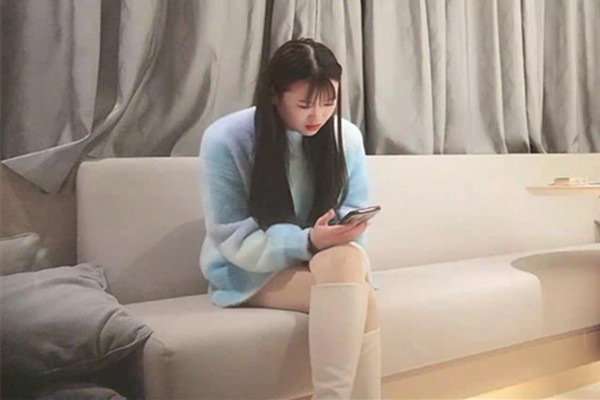 白色高靴萌妹子啪啪近距離拍攝張開雙腿抹潤滑油猛操