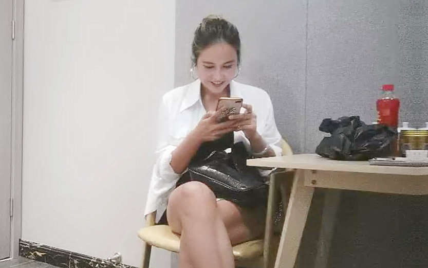 甜美少妇掰穴69姿势舔逼抬起双腿抽插猛操