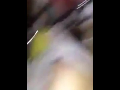 女孩在家人面前操瓶子