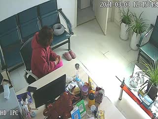 偷拍女财务来上司办公室在椅子上偷情，难怪可以一直升迁加薪