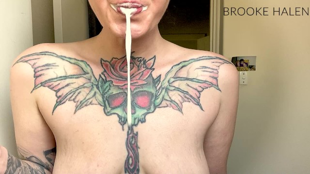 布鲁克·海伦在刷牙