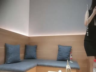 《午夜寻花》黑裙苗条妹子被打桩机式地抽插，爽到面部狰狞～