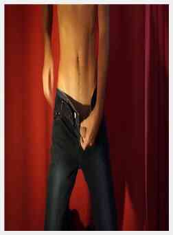 两条牛仔裤和一个帅哥