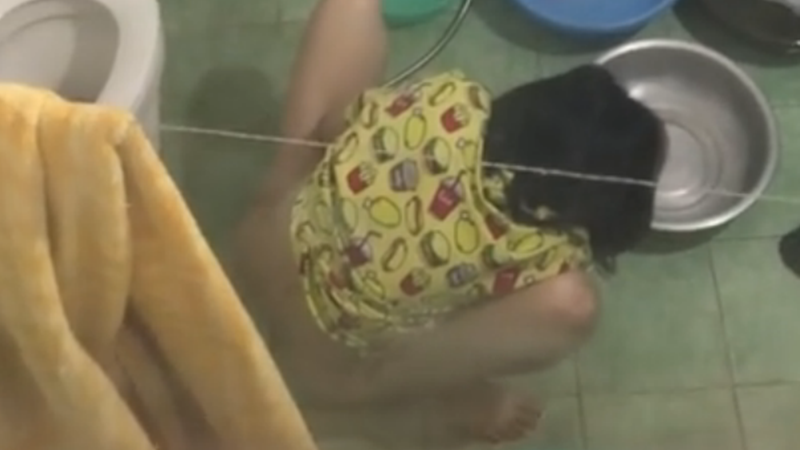 偷拍小姨子洗屁股