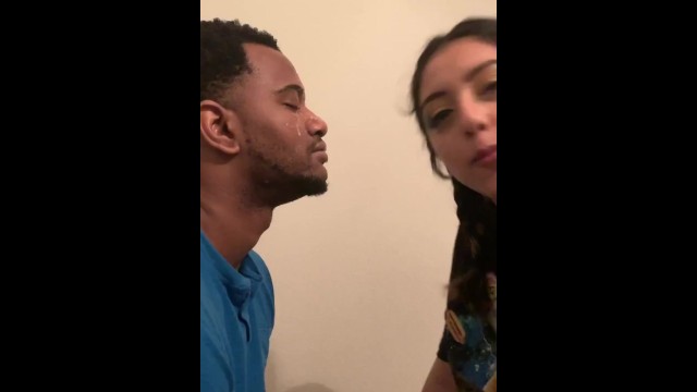 漂亮的拉丁人朝男人脸上吐口水